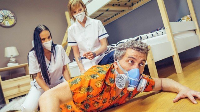 Молодая медсестра на диване испытала оргазм от двойного проникновения